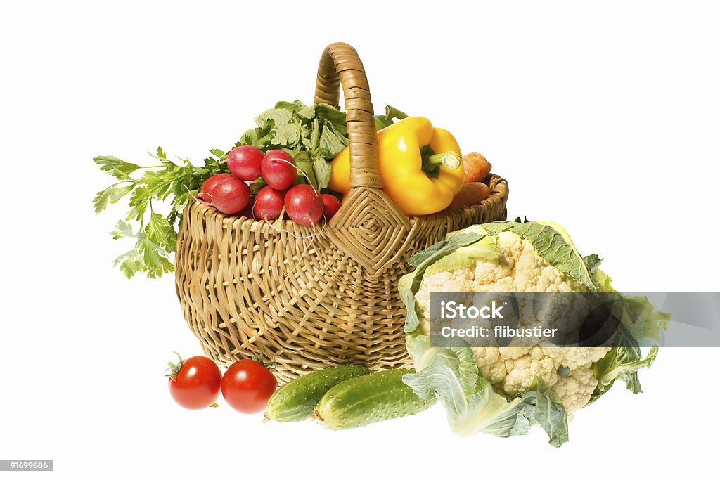 Legumes e cesta - Foto de stock de Abundância royalty-free