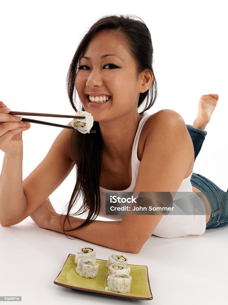 Ładny Asian kobieta jedzenie Sushi - Zbiór zdjęć royalty-free (20-29 lat)
