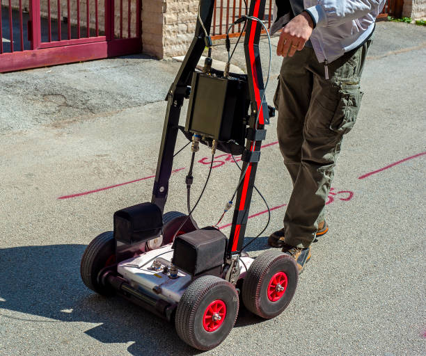 gpr は地球物理学で使用される非侵襲的方法です。それは地面の反射に送信される電磁波の分析に基づきます。 - penetrating ストックフォトと画像