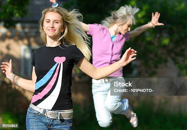 Niñas De Ejecución Foto de stock y más banco de imágenes de Correr - Correr, Pareja de gais, Actividad de fin de semana