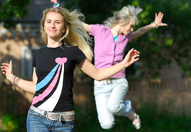 meninas execução - women jumping bouncing spring imagens e fotografias de stock