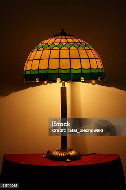 Vitrales Lámpara Sobre Una Mesa Foto de stock y más banco de imágenes de Anticuado - Anticuado, Arte, Artesanía