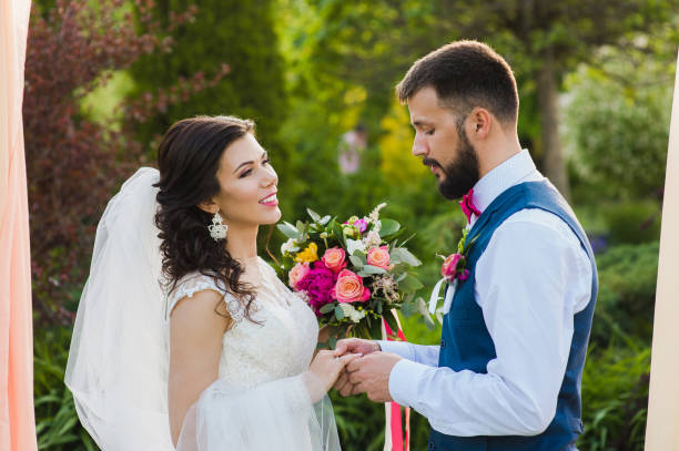 istock Brunette beautiful bride smile to her groom 917011604