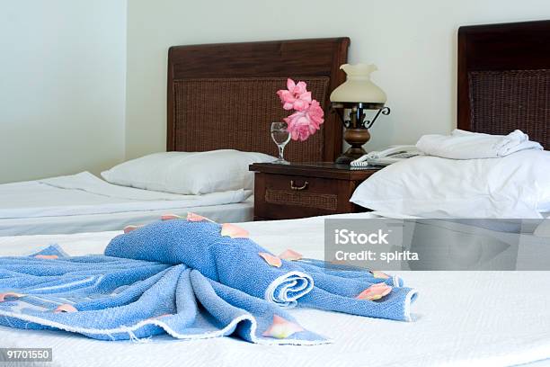 Foto de Em Um Quarto De Hotel e mais fotos de stock de Aconchegante - Aconchegante, Cama, Colchão