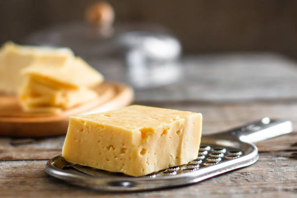 tasty and fresh cheese queso duro, variedad, vista, rallador, frota, emmental, beaufort, conte, gruyere, ruso, cheder, radar, gorgonzola, europea, leche, vaca, cabra, fermento, leche fermentada, levadura, un pedazo, restaurante, imagen, tabla, porción, fiesta, orgánico, natural, s