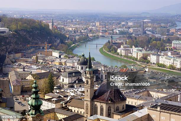 Photo libre de droit de Vue Sur Le Centre Historique De Salzbourg En Autriche banque d'images et plus d'images libres de droit de Alpes européennes