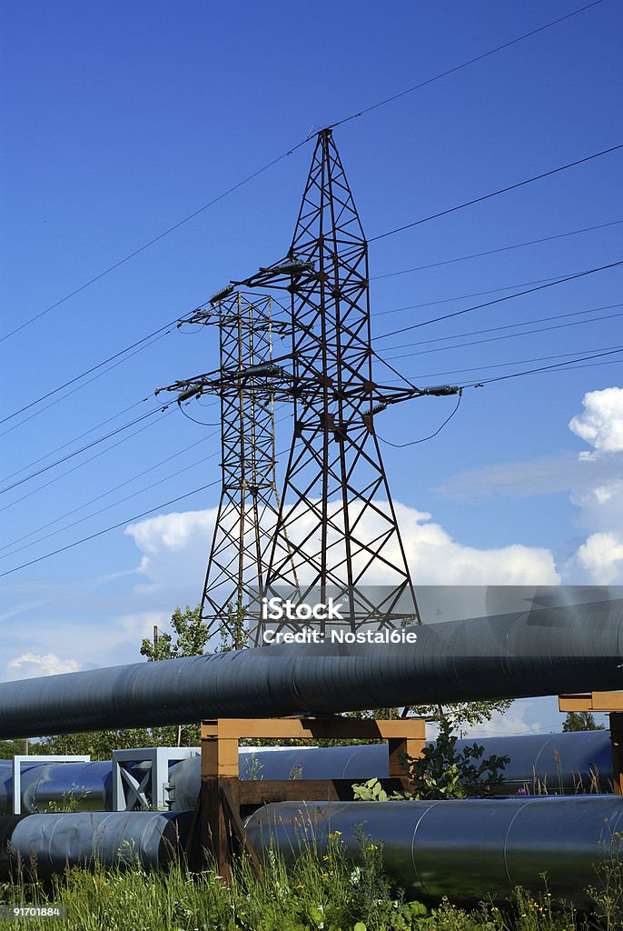 industrial tuberías en tuberías-puente y líneas de alimentación eléctrica - Foto de stock de Acero libre de derechos