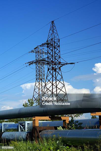 Industrial Tuberías En Tuberíaspuente Y Líneas De Alimentación Eléctrica Foto de stock y más banco de imágenes de Acero