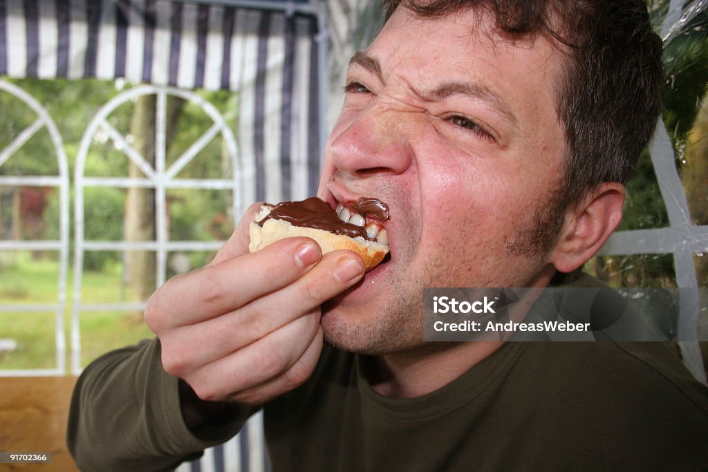 Homem comer uma Canoa com Creme de chocolate - Royalty-free Adulto Foto de stock