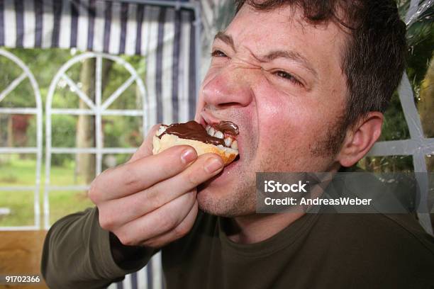 Homem Comer Uma Canoa Com Creme De Chocolate - Fotografias de stock e mais imagens de Adulto - Adulto, Sujo, Chocolate