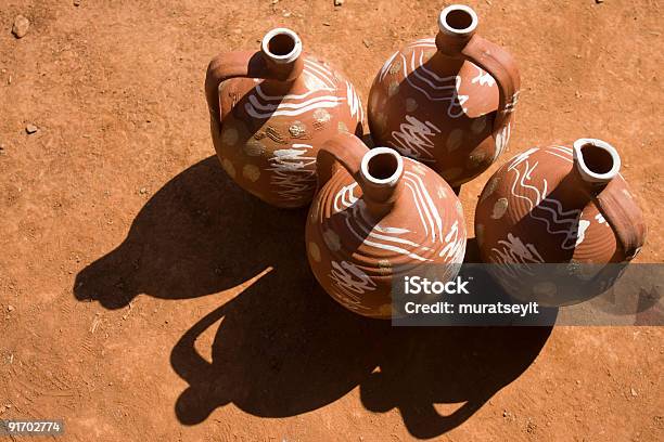 Четыре Декоративные Urns И Теней — стоковые фотографии и другие картинки Без людей - Без людей, Большой кувшин, Глина