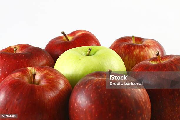 Photo libre de droit de Pomme Verte Avec Des Pommes Rouges banque d'images et plus d'images libres de droit de Au-dessus de - Au-dessus de, Couleur verte, Fond blanc