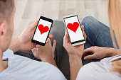 paar-mit-herzform-auf-handy-bildschirm.jpg?b=1&s=170x170&k=20&c=XLV7MI_BiknYWTryLHZbSTbJlJH7zrdn9Z8f7tIEf6k=