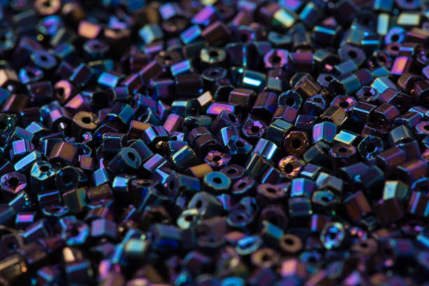 granos, bugle, multicolor como una textura de fondo - glass jewelry bead bugle fotografías e imágenes de stock