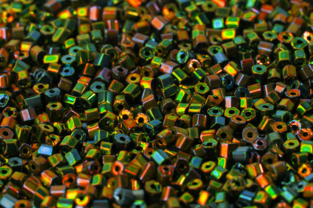 granos, bugle, multicolor como una textura de fondo - glass jewelry bead bugle fotografías e imágenes de stock