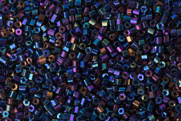 granos, bugle, multicolor como una textura de fondo - glass jewelry bead bugle fotografías e imágenes de stock