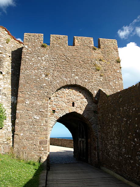 горей замок, джерси. - medieval castle gate portcullis стоковые фото и изображения