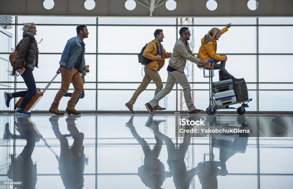 Fröhliches freundliches Team sind Rennen, um ihr Tor - Lizenzfrei Flughafen Stock-Foto