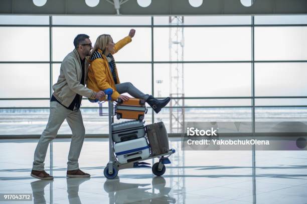 男性と女性は出発エリアに歩いている楽観的です - 空港のストックフォトや画像を多数ご用意 - 空港, カップル, 幸福