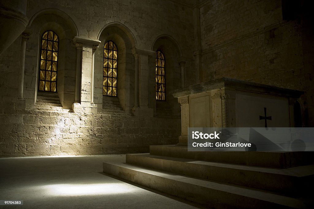 Altare con Vetri oscurati in e raggio di sole su sfondo a parete - Foto stock royalty-free di Altare