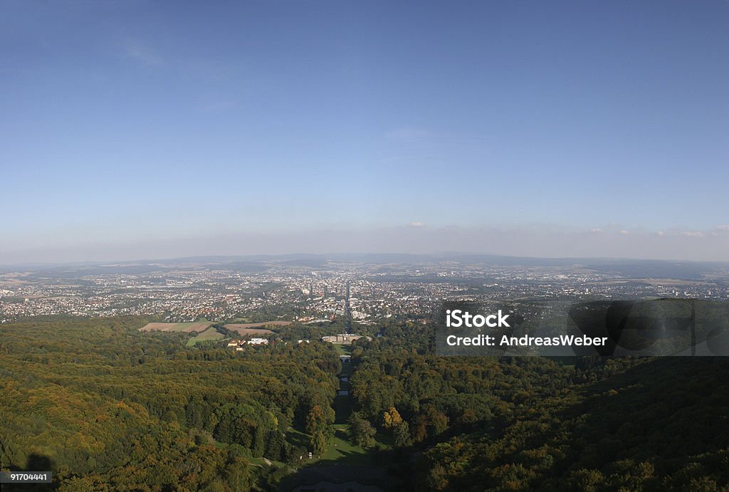 Panorama über Kassel betrachtet vom Herkules im Bergpark Wilhelmshöhe - Foto stock royalty-free di Ampio