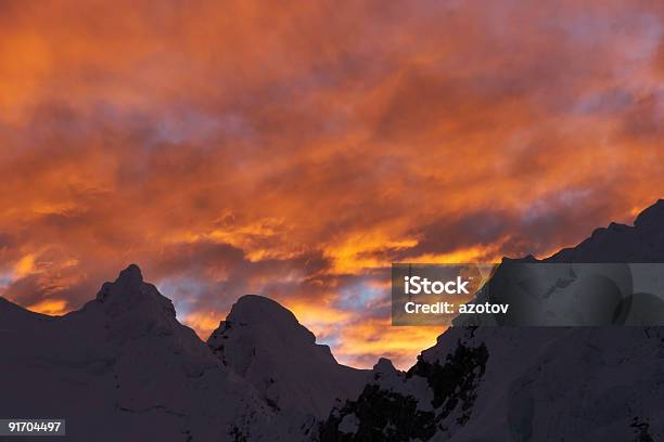 Nubes De Orange Foto de stock y más banco de imágenes de Aire libre - Aire libre, Alto - Descripción física, Amanecer