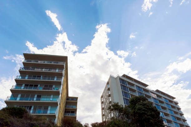 immeubles d’habitation, vue faible angle, fond de ciel, copiez l’espace - apartment window sky sun photos et images de collection