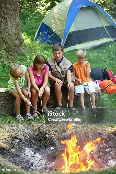 Campsite Ustulação Gomas E Crianças A - Fotografias de stock e mais imagens de Criança - Criança, Fogueira de acampamento, Colónia de Férias