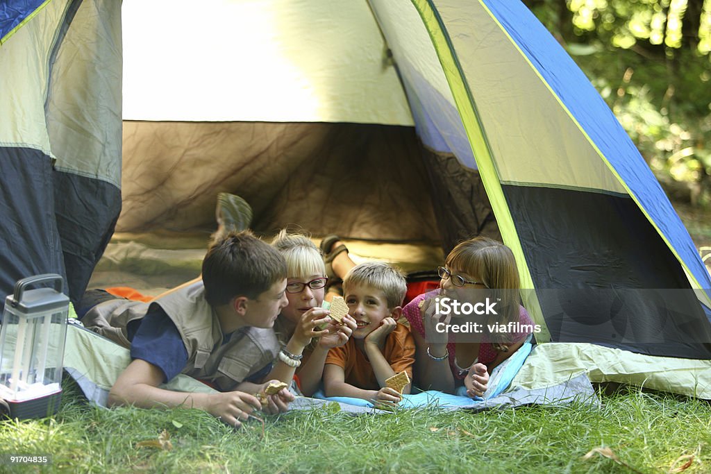 Figli in campeggio Tenda - Foto stock royalty-free di Ambientazione esterna