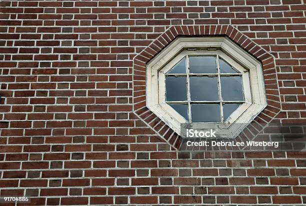 Ventana Con Vista Foto de stock y más banco de imágenes de Arquitectura exterior - Arquitectura exterior, Octógono, Alféizar