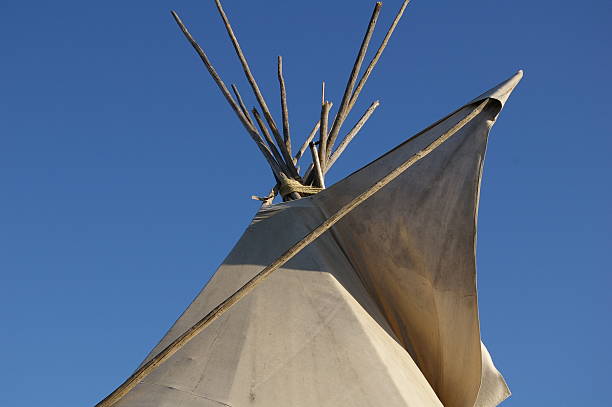 indianerzelt - teepee first nations nature camping stock-fotos und bilder