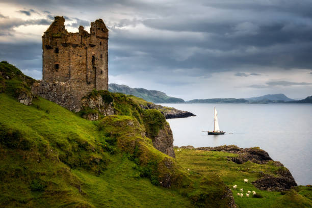 Gylen Castle boat Sailing boat in Port a'Chaisteil shore next to Gylen Castle, Isle of Kerrera, Scotland oban stock pictures, royalty-free photos & images
