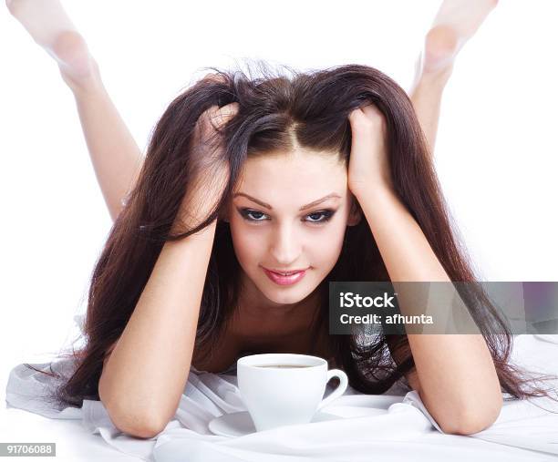 Die Frau Trinkt Kaffee Stockfoto und mehr Bilder von Attraktive Frau - Attraktive Frau, Bett, Cappuccino