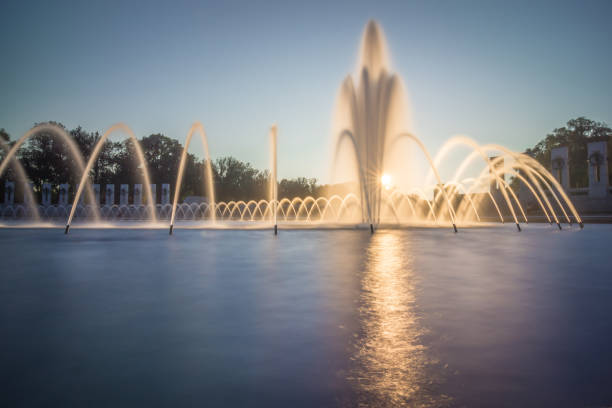 le u.s. national world war ii memorial à washington dc, usa. elle commémore les américains qui ont servi dans les forces armées et des civils pendant la seconde guerre mondiale. - washington dc world war ii memorial armed forces photos et images de collection