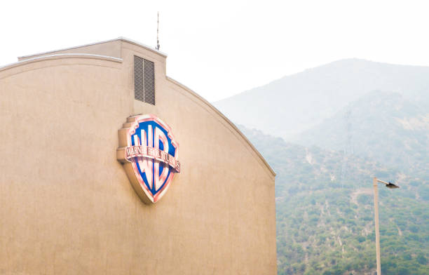 warner brothers logo auf einem gebäude in burbank. - warner bros stock-fotos und bilder