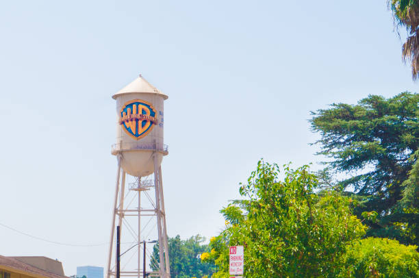 der berühmte turm von warner brothers in burbank. warner bros ist eine amerikanischen unterhaltungsfirma. - warner bros stock-fotos und bilder