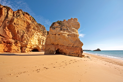 Gran roca en Praia da Rocha en Portugal photo