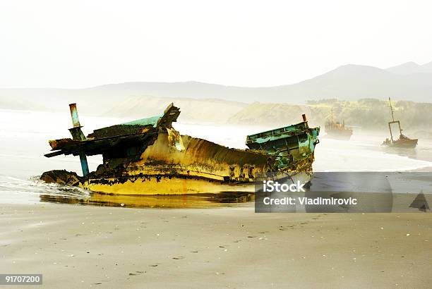 Foto de De Navio e mais fotos de stock de Abandonado - Abandonado, Acidente, Acidente de Barco