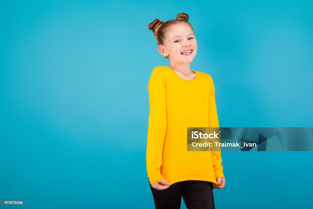 niedliche kleine Mädchen in gelben pullover - Lizenzfrei Kind Stock-Foto