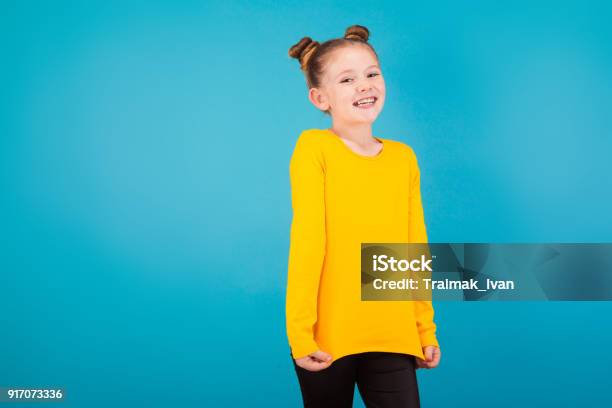 Niedliche Kleine Mädchen In Gelben Pullover Stockfoto und mehr Bilder von Kind - Kind, Mädchen, Glücklichsein