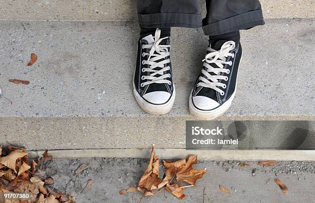 Zapatillas De Lona Foto de stock y más banco de imágenes de Zapatillas de deporte - Zapatillas de deporte, Zapato de tela, Estudiante de secundaria