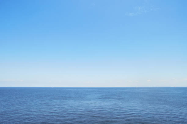 istock Magritte like simple ocean and sky 917080006