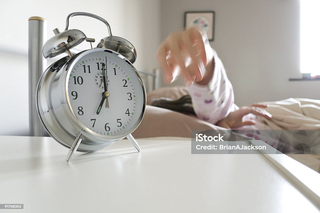 Turning off reloj despertador - Foto de stock de Despertador libre de derechos