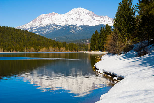 Mountain reflection in the lake  siskiyou lake stock pictures, royalty-free photos & images