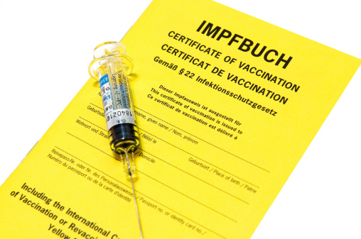 Certificado de inmunización con la gripe inyección Aislado en blanco photo