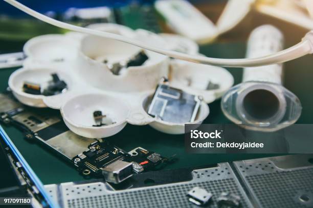 Mobile Brecher Die Für Elektronische Techniker Repariert Werden Stockfoto und mehr Bilder von Analysieren