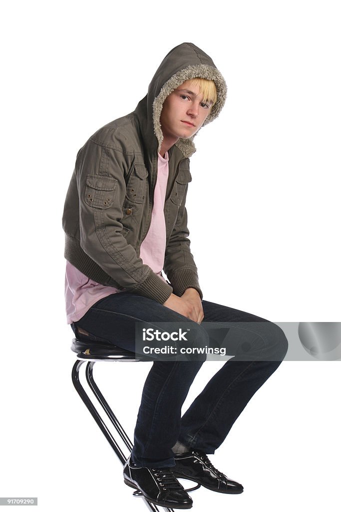 Jovem homem de casaco de pele fica no banco - Foto de stock de Adulto royalty-free