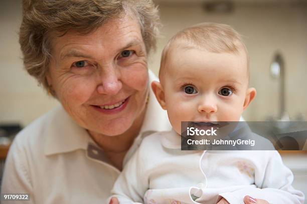 Весело С Grandma — стоковые фотографии и другие картинки 6-11 месяцев - 6-11 месяцев, 60-69 лет, 65-69 лет