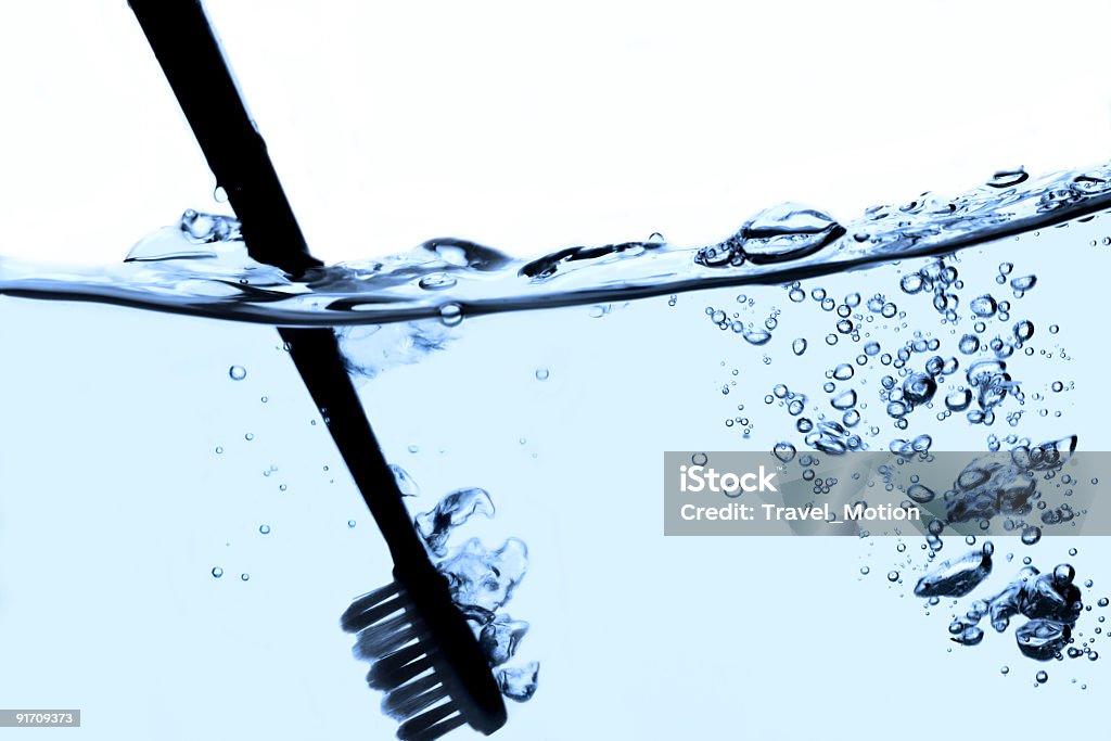 Escova de dentes em água - Foto de stock de Escova de dentes royalty-free