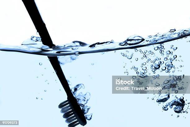 Зубная Щётка В Воде — стоковые фотографии и другие картинки Вода - Вода, Зубная щётка, Белый